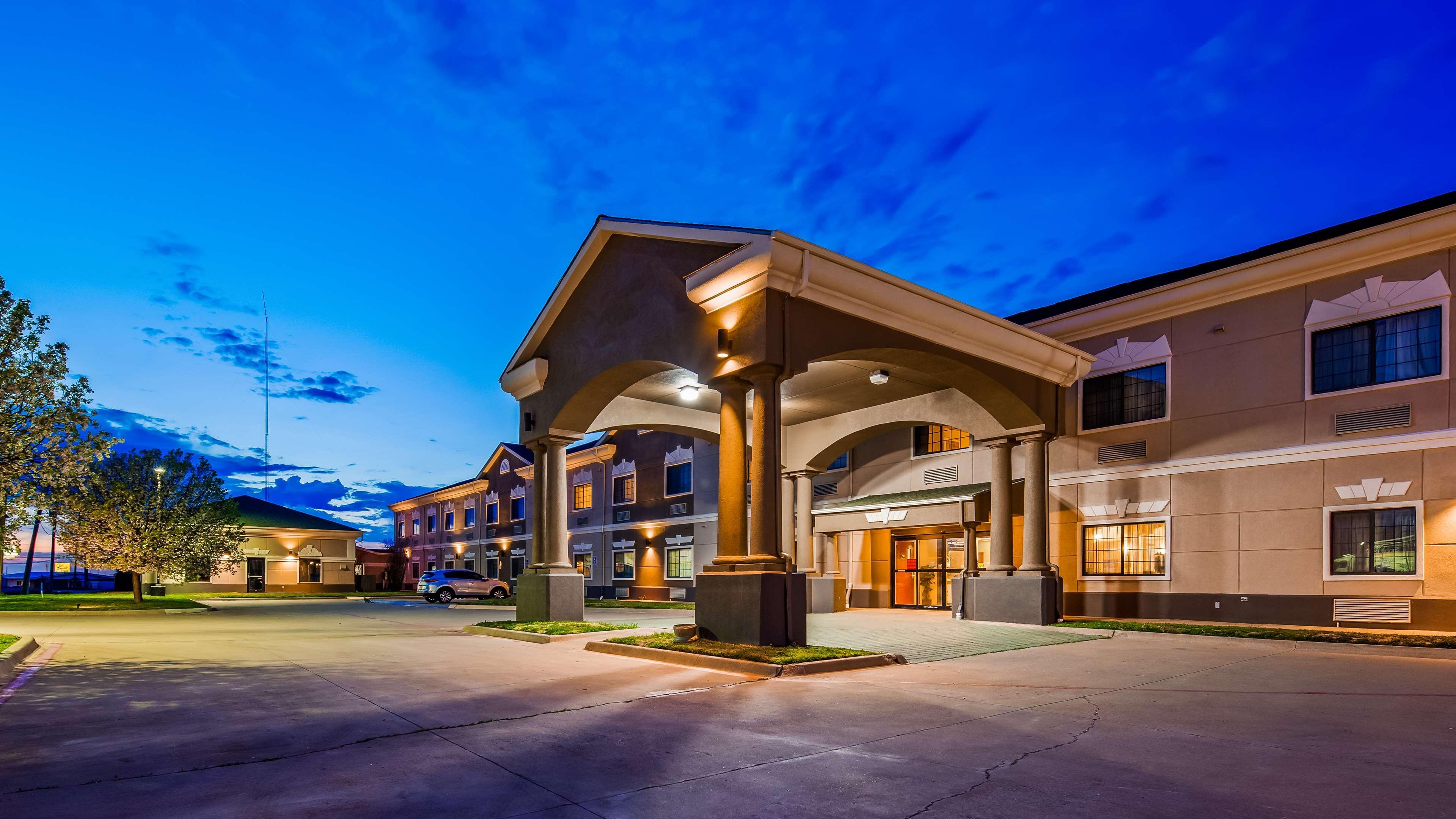 Best Western Plus Pratt Exterior foto