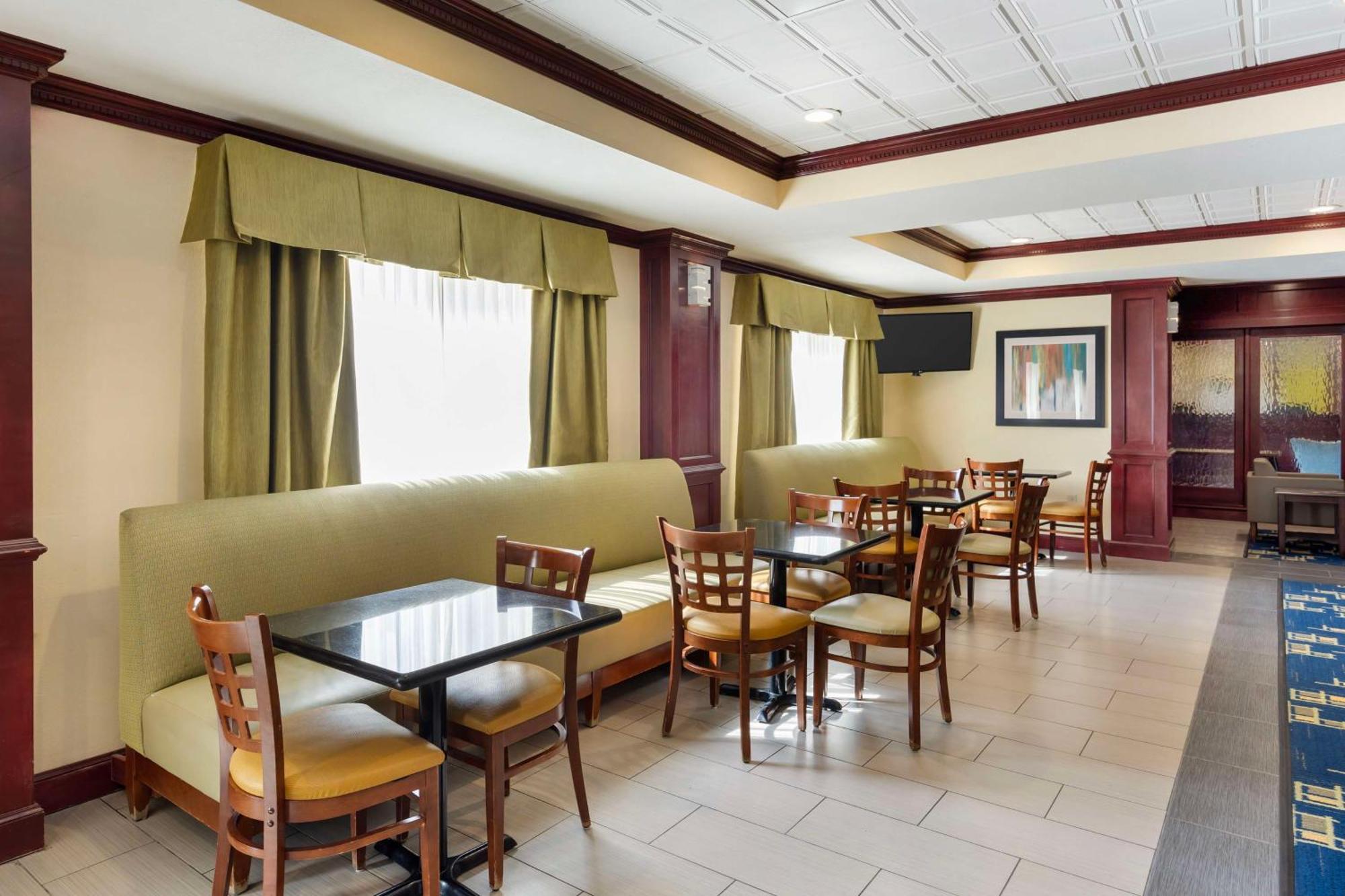 Best Western Plus Pratt Exterior foto