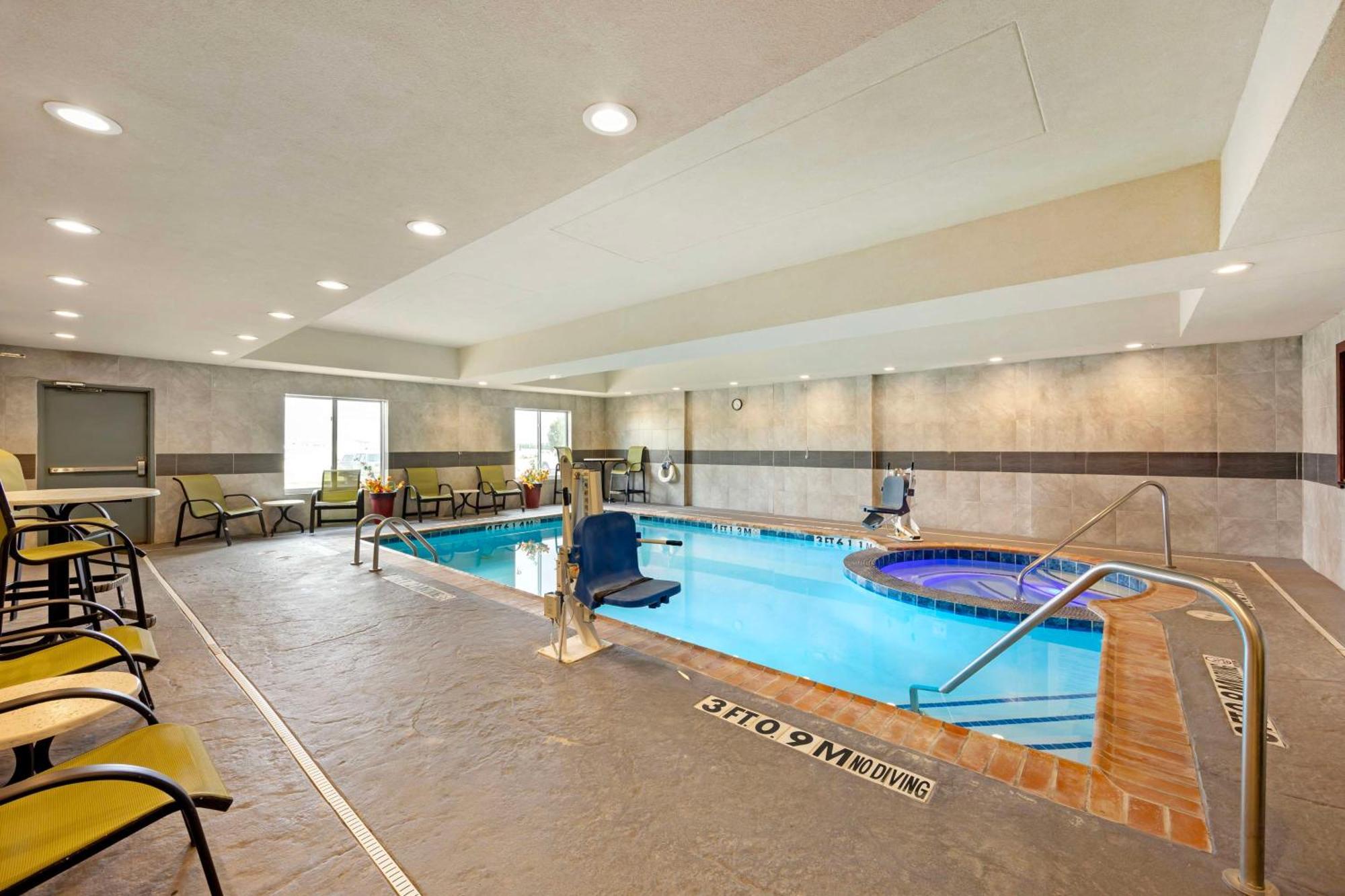Best Western Plus Pratt Exterior foto