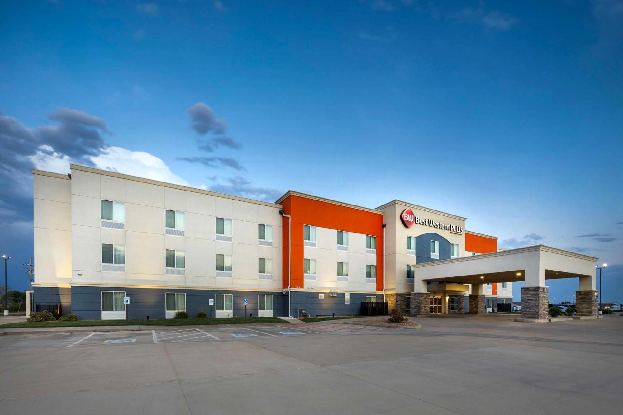 Best Western Plus Pratt Exterior foto